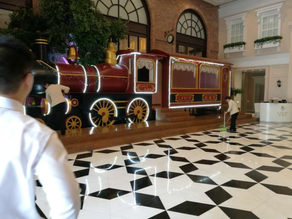 辛勤工作中的同事們